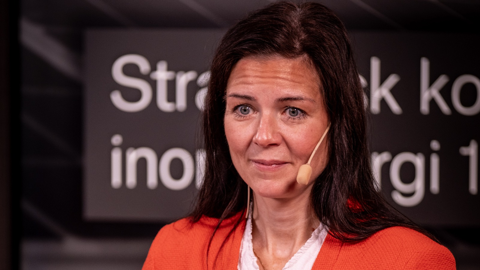 Moderatorn Greta Hjortzberg står i Sobonas studio och inleder konferensen Strategisk kompetensförsörjning inom energi 2023
