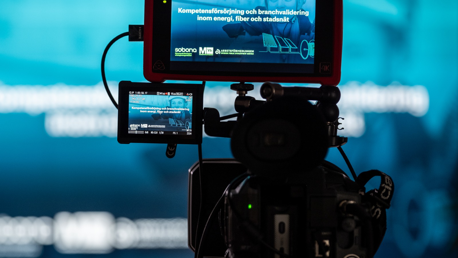 En filmkamera visar bakgrundsbilden till konferensen om kompetensförsörjning och branschvalidering inom energi, fiber och stadsnät 2023