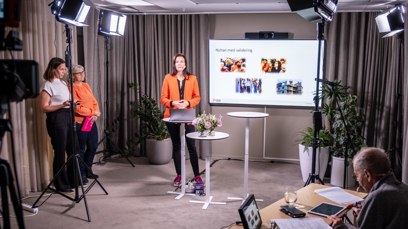 Elin Fellers, Annika Johannesson och Greta Hjortzberg från Energiföretagen Sverige står i Sobonas studio och föreläser kompetensförsörjning på Energiföretagen Sverige.