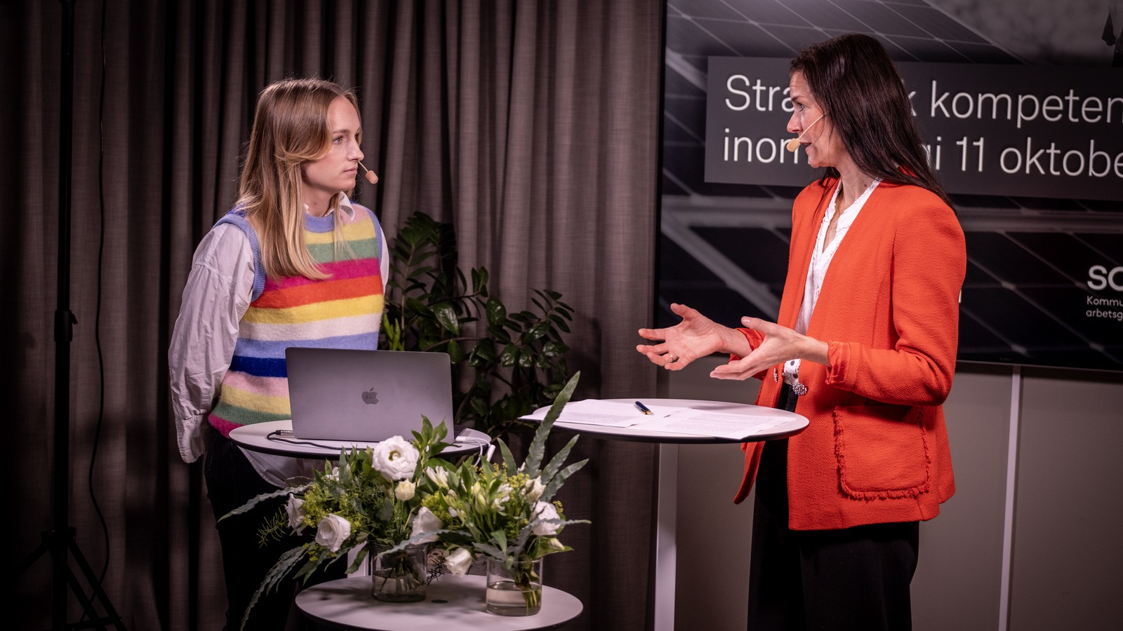 Mikaela Linnerstam, hr-chef på Nacka Energi och moderator Greta Hjortzberg står i Sobonas studio och samtalar