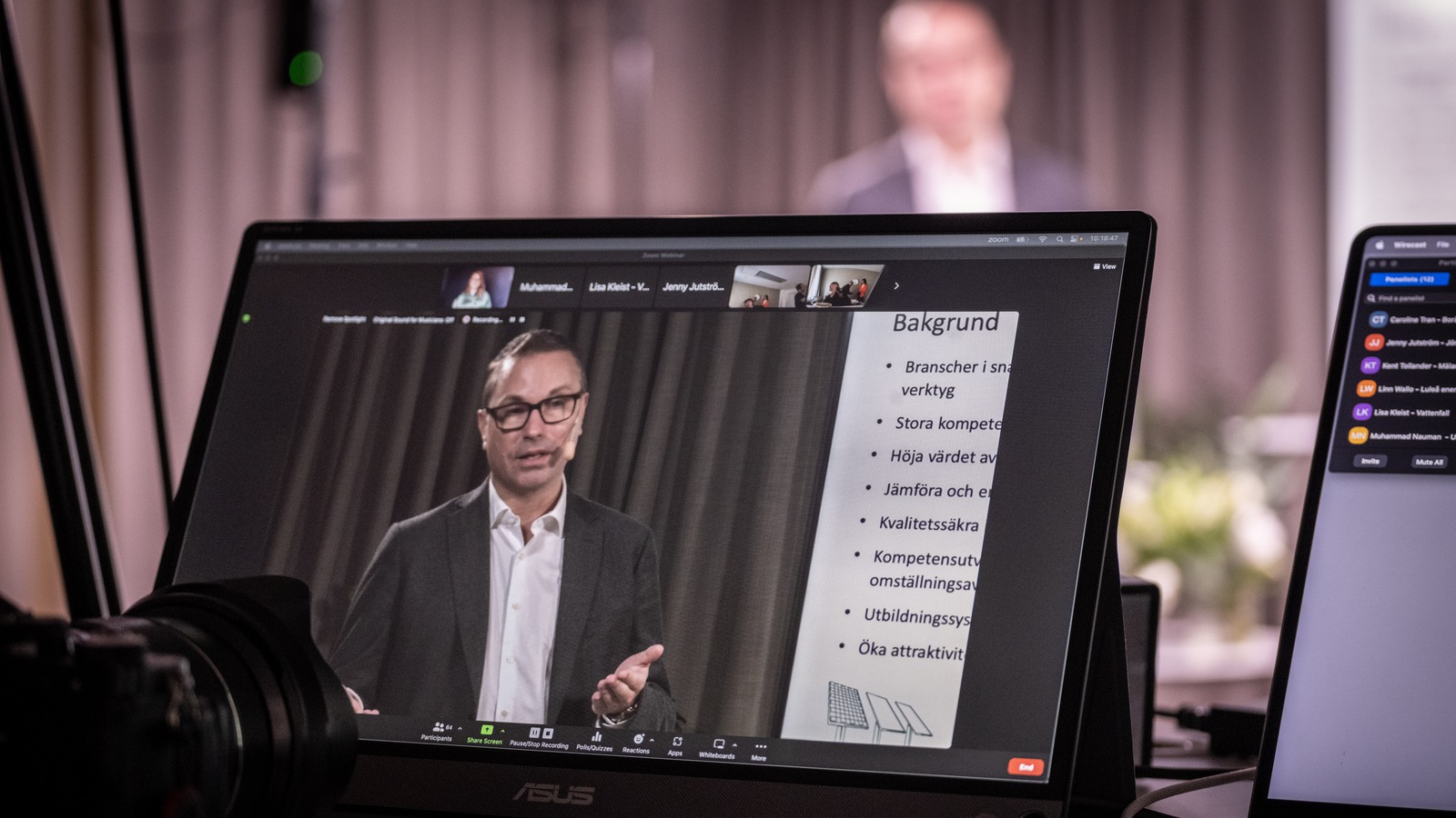 Conny Larsson, chef för kompetenskansliet på Sobona syns på en datorskärm när han föreläser på konferensen Strategisk kompetensförsörjning inom energi 2023